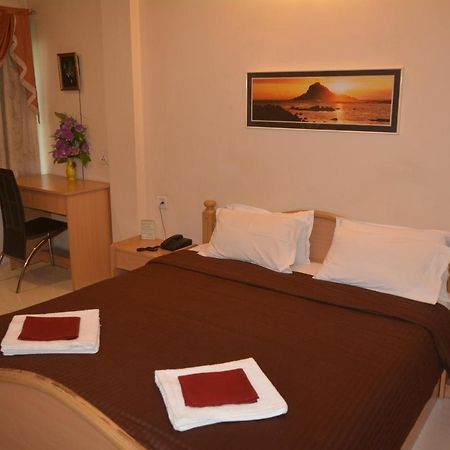 Hotel Poonam Екстериор снимка