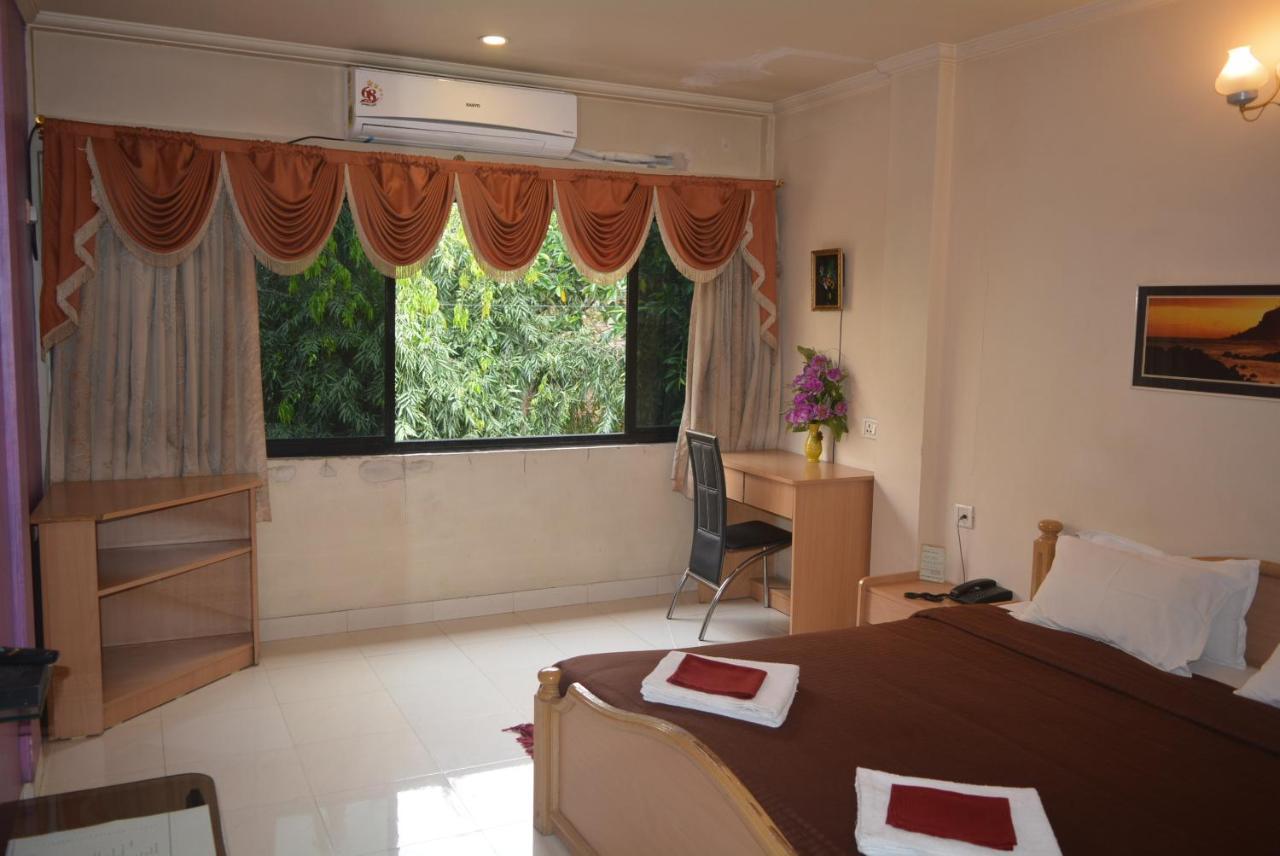 Hotel Poonam Екстериор снимка
