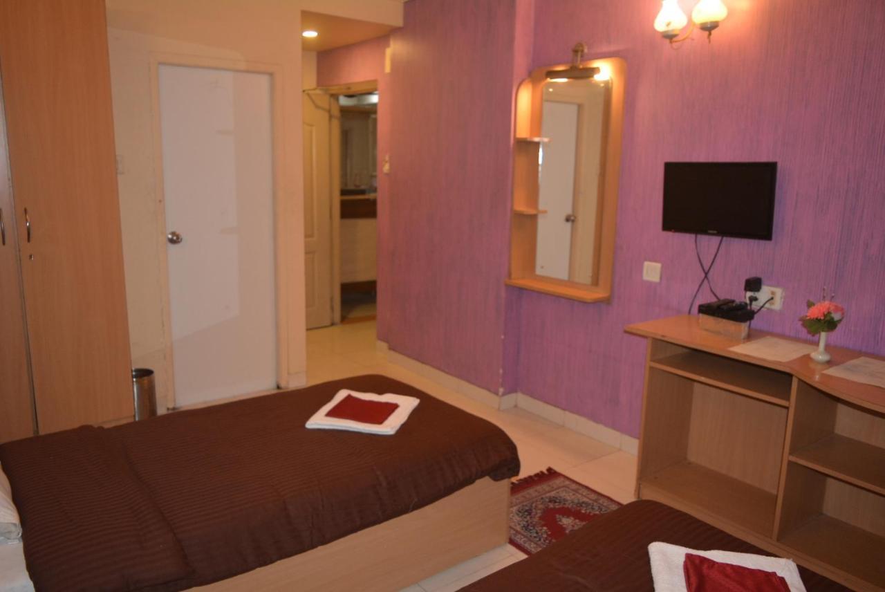 Hotel Poonam Екстериор снимка