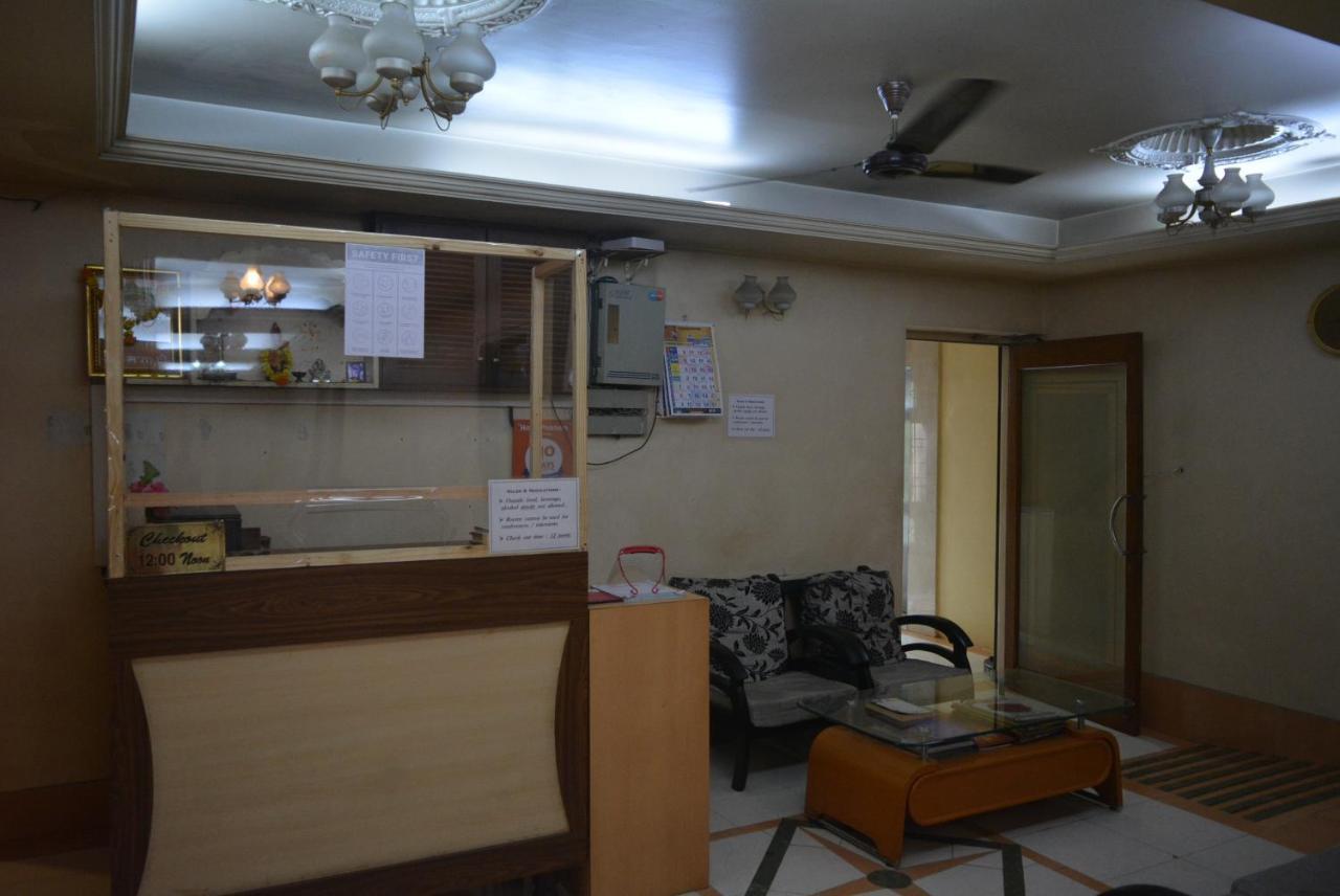 Hotel Poonam Екстериор снимка