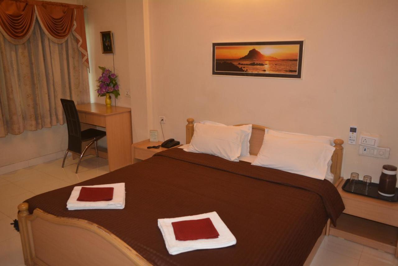 Hotel Poonam Екстериор снимка