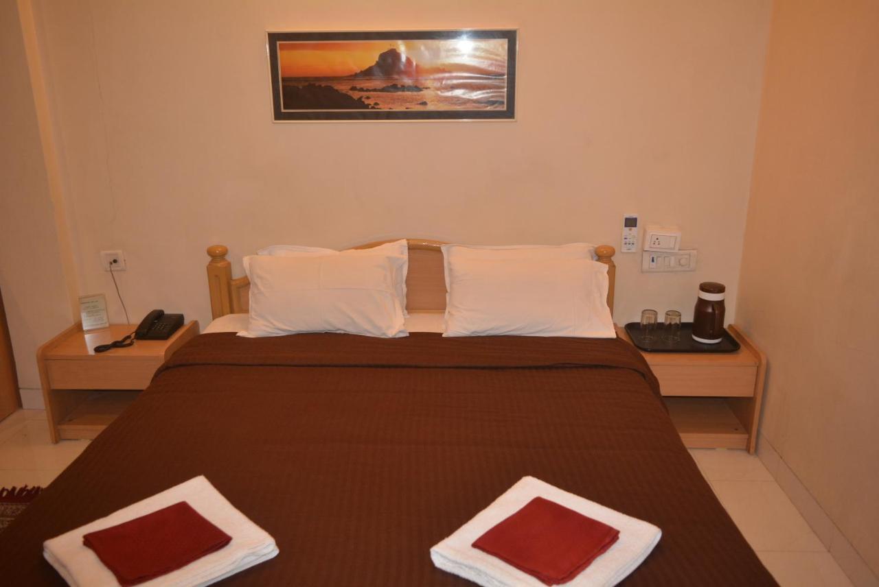 Hotel Poonam Екстериор снимка
