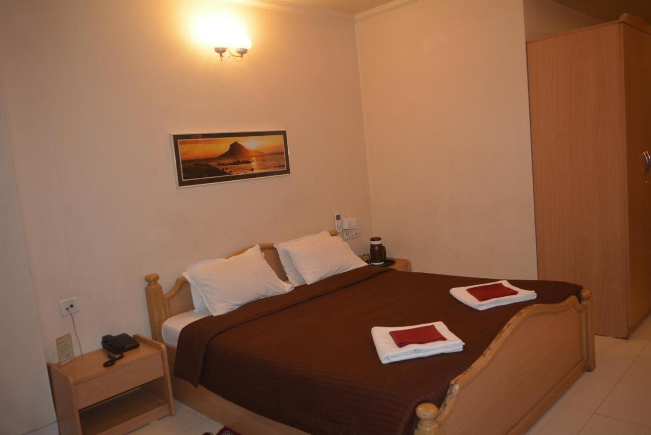 Hotel Poonam Екстериор снимка