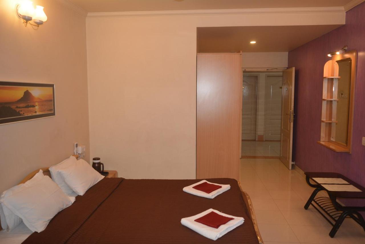 Hotel Poonam Екстериор снимка