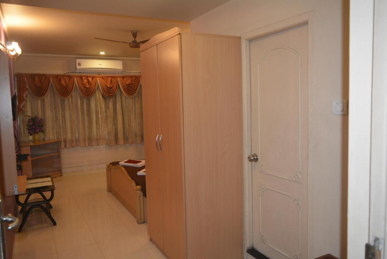 Hotel Poonam Екстериор снимка