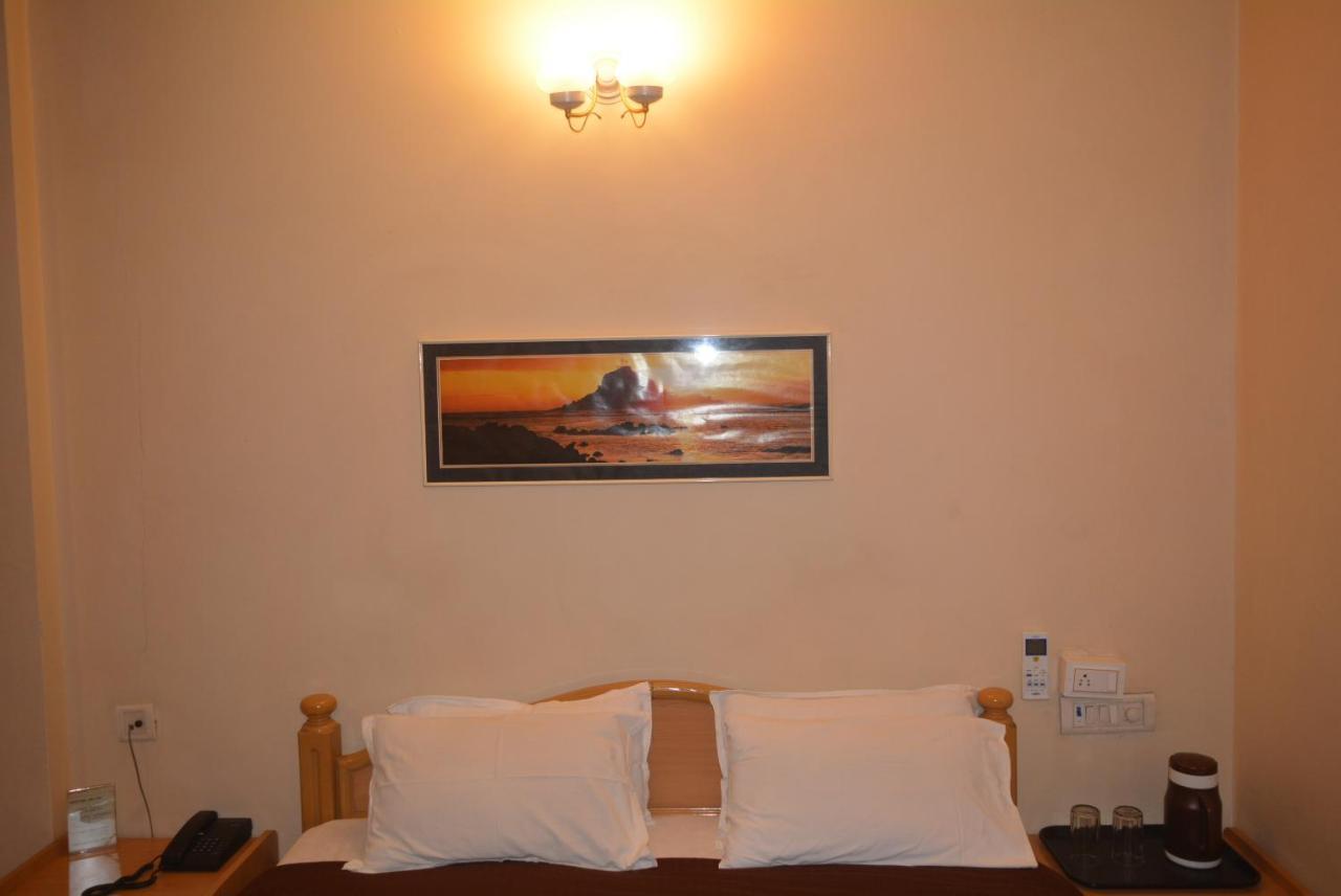 Hotel Poonam Екстериор снимка