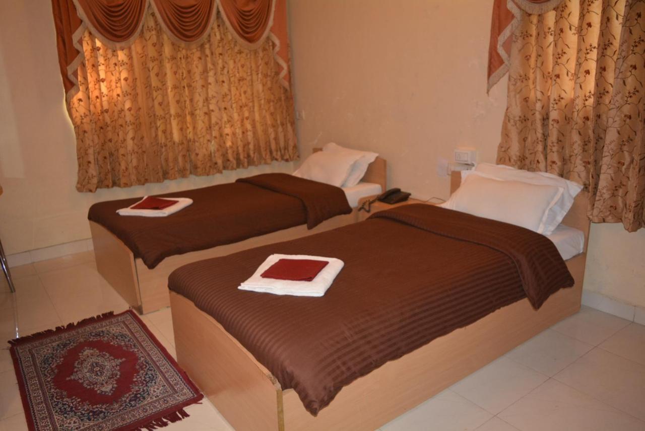 Hotel Poonam Екстериор снимка