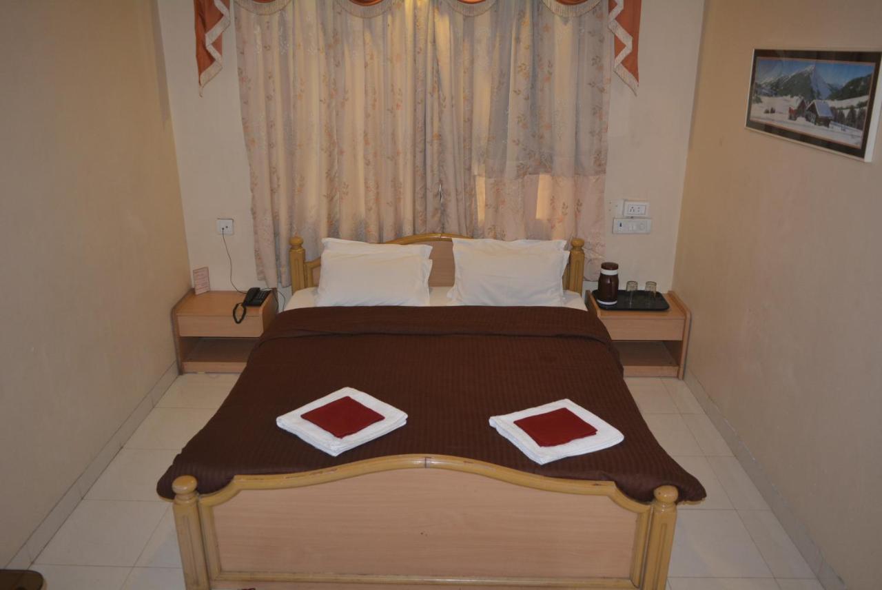 Hotel Poonam Екстериор снимка