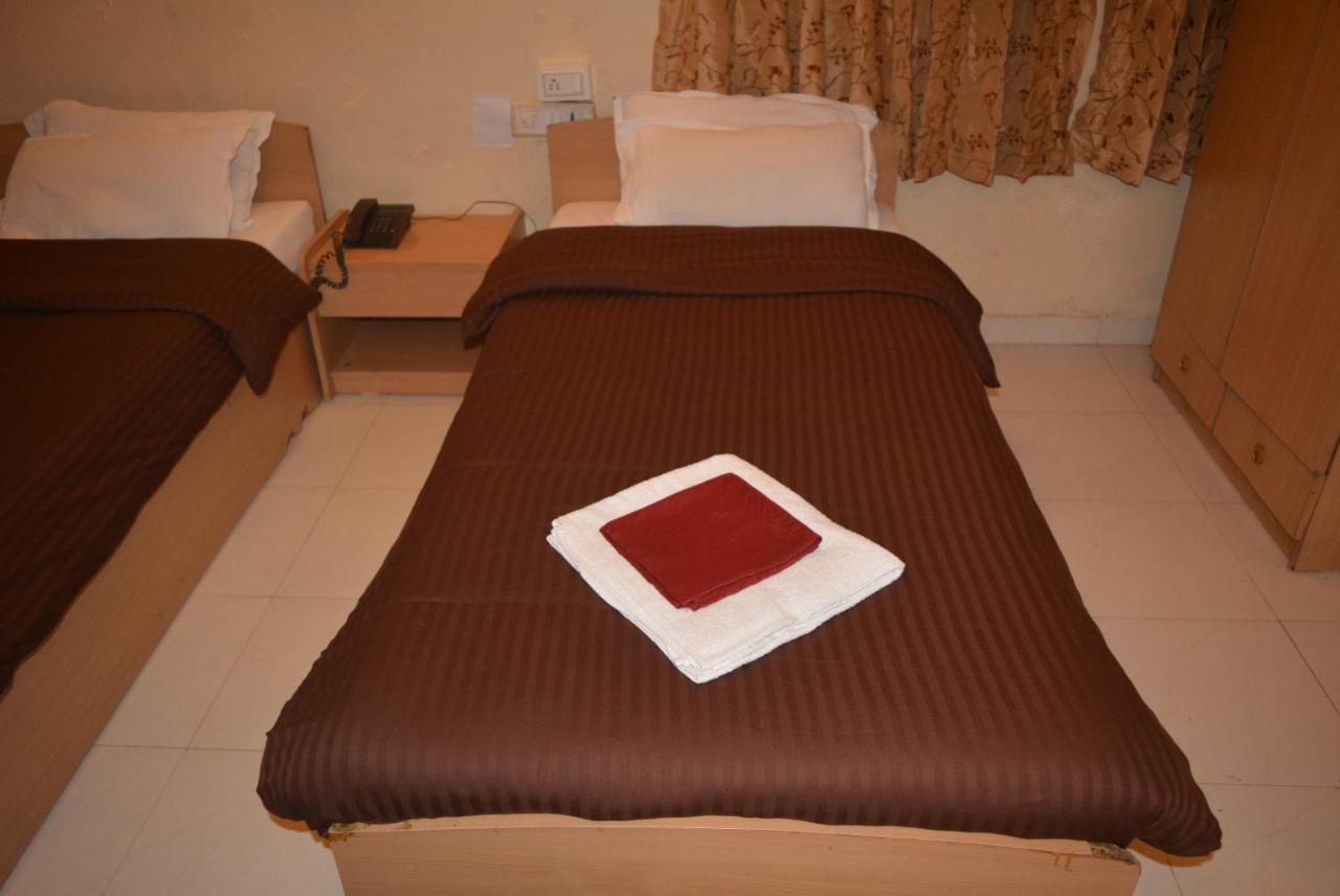 Hotel Poonam Екстериор снимка