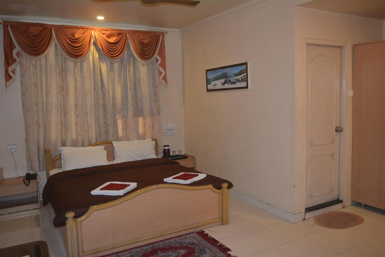 Hotel Poonam Екстериор снимка