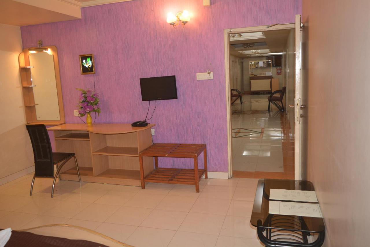 Hotel Poonam Екстериор снимка