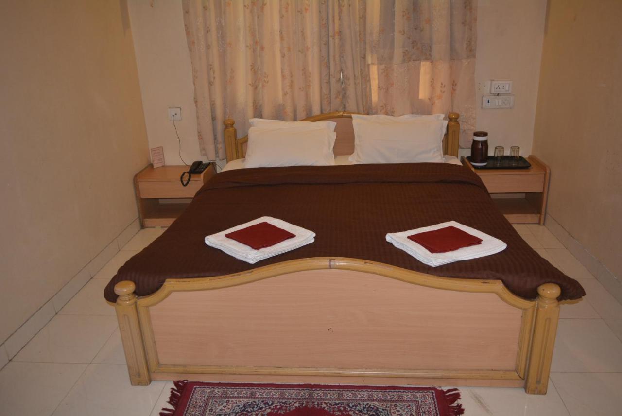 Hotel Poonam Екстериор снимка
