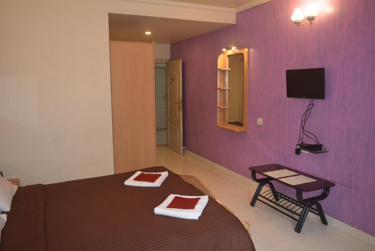 Hotel Poonam Екстериор снимка