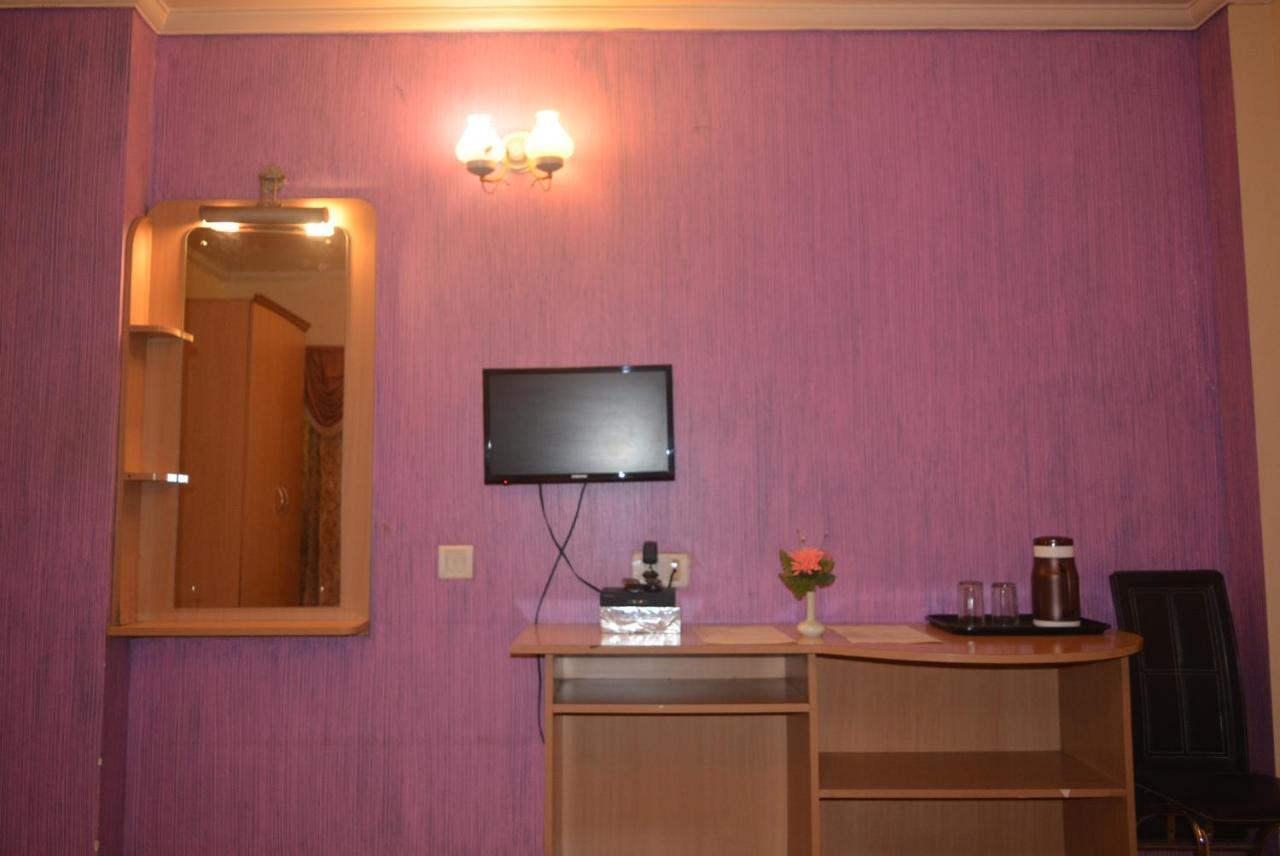 Hotel Poonam Екстериор снимка