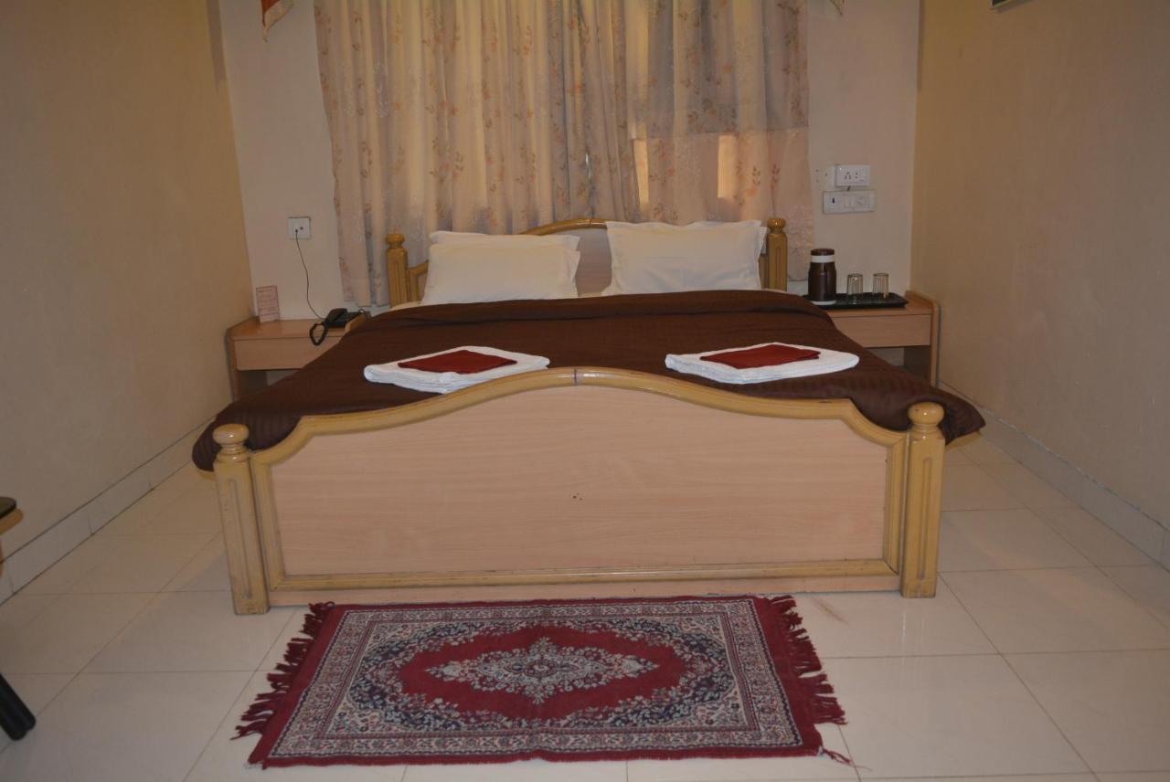 Hotel Poonam Екстериор снимка