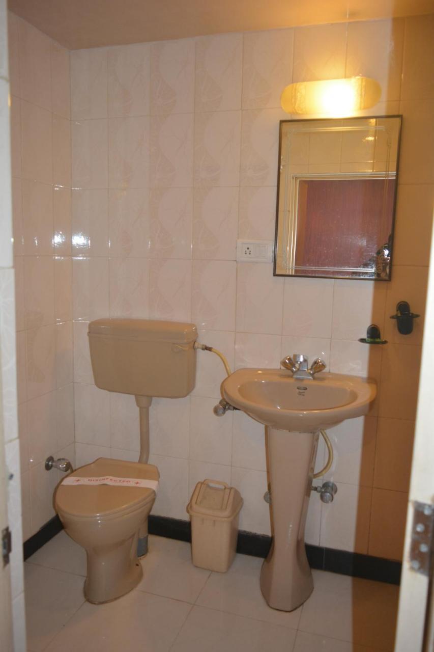 Hotel Poonam Екстериор снимка