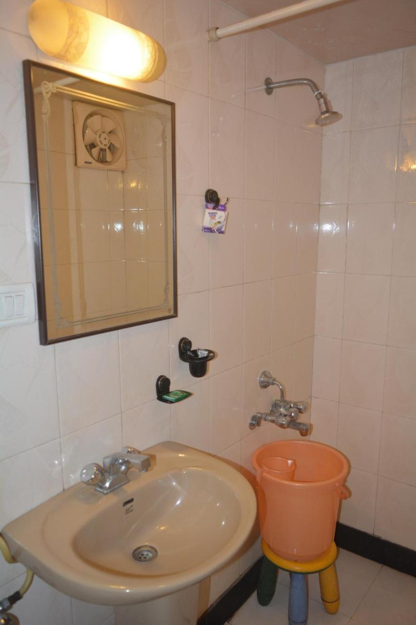 Hotel Poonam Екстериор снимка