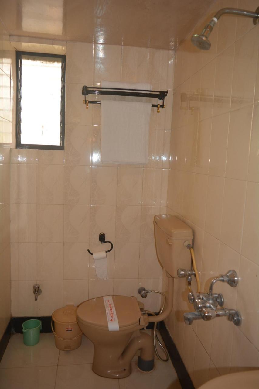 Hotel Poonam Екстериор снимка