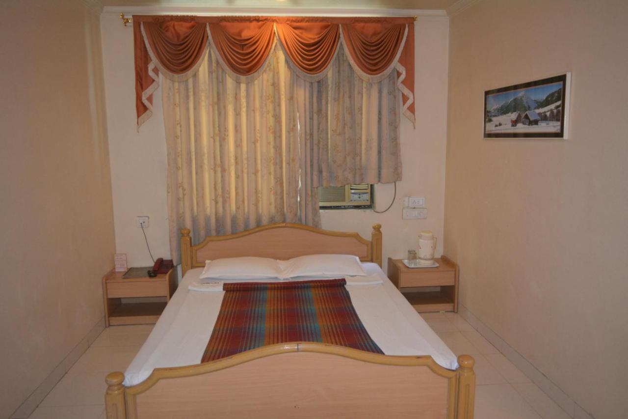 Hotel Poonam Екстериор снимка