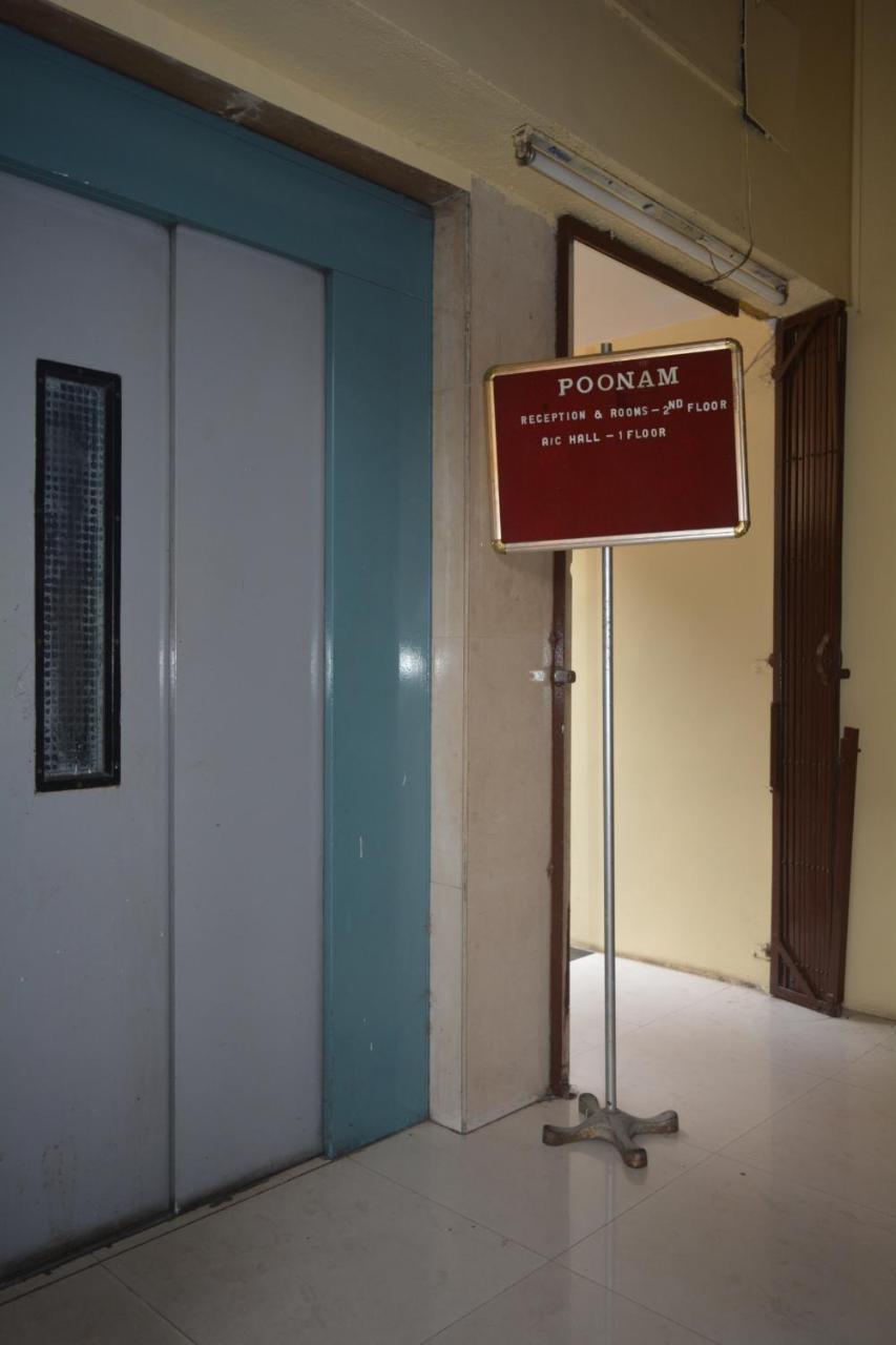 Hotel Poonam Екстериор снимка